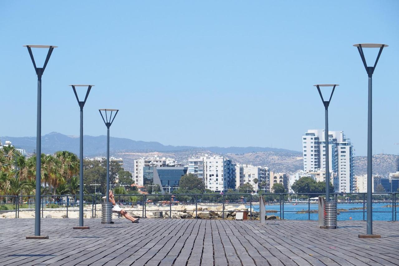 Artemis 3, Beachfront Boutique Apartment Limassol Exterior foto